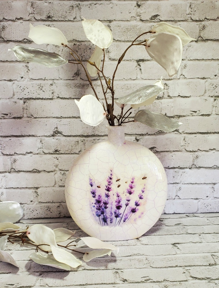 Round whit bottle with lavender and bees decoupage paper. A how to guide for beginners with crackle effect and mica powder.
